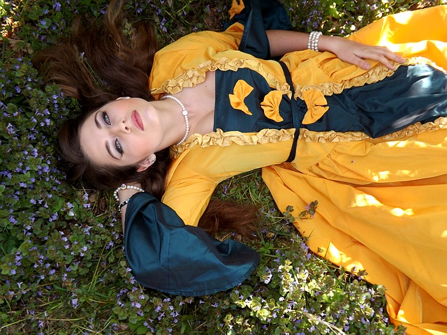 ležící žena v šatech.jpg